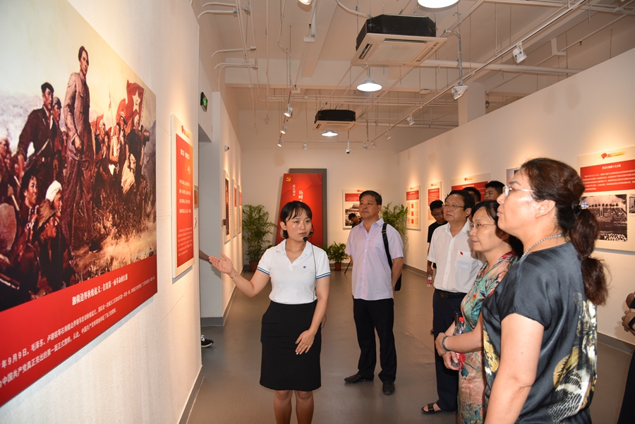 所党委组织党员参观《红旗飘飘》展，传承红色基因汲取奋进力量